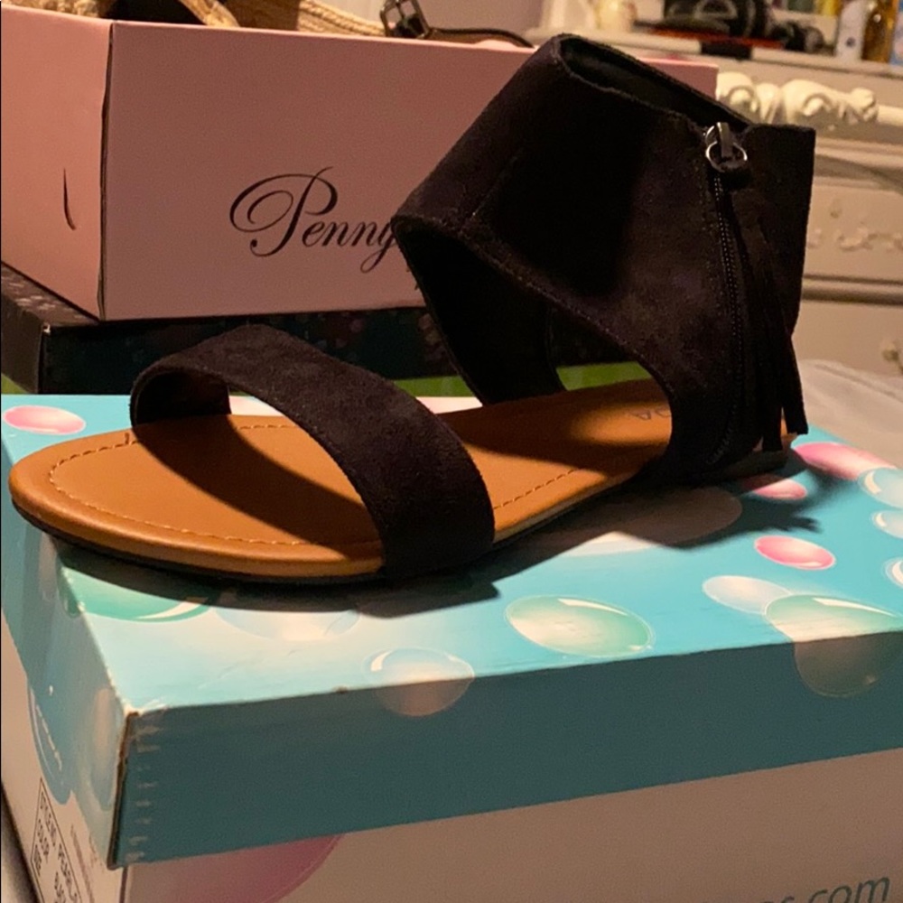 Stylish Black Thick Ankle Strapped Sandals.